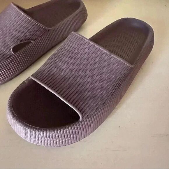 Women’s slip on plum slides size 6 - Picture 3 of 6